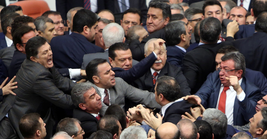 Десятки турецких депутатов подрались в парламенте