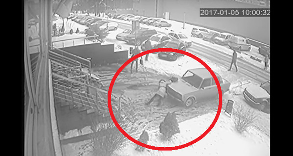 Появилось видео, на котором машина переезжает девушку во Львове