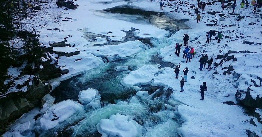 В Карпатах замерз крупнейший водопад Украины