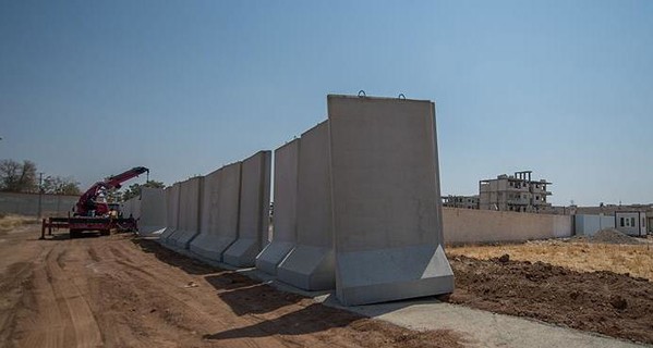Турция завершила строительство стены на границе с Сирией и Ираком