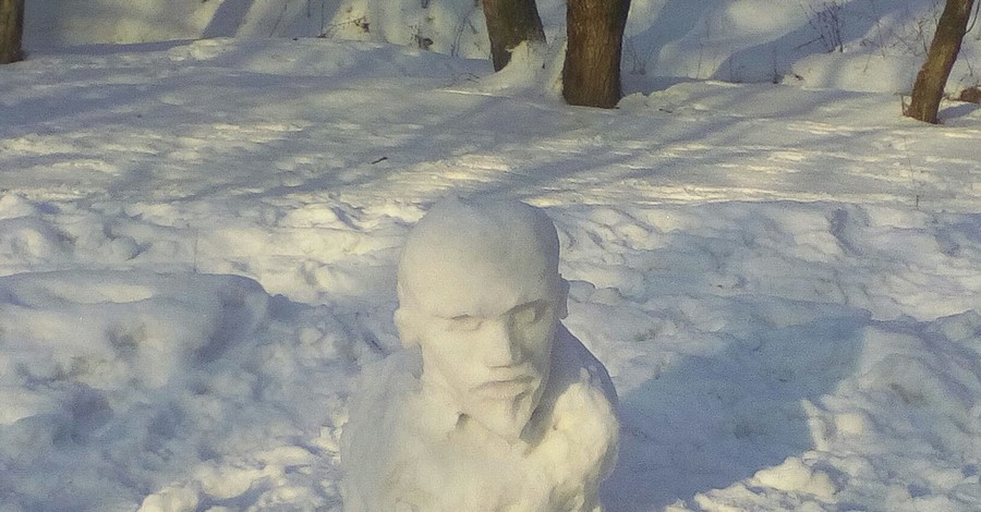 В Днепре появился снежный памятник Ленину