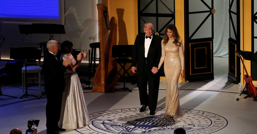 Для ужина в честь инаугурации Мелания Трамп выбрала наряд от любимого дизайнера Анджелины Джоли