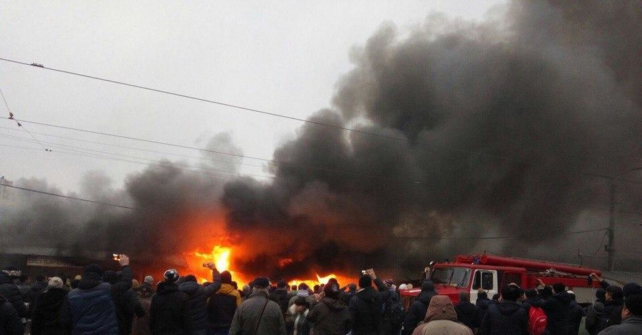 В Одессе начался пожар на рынке 