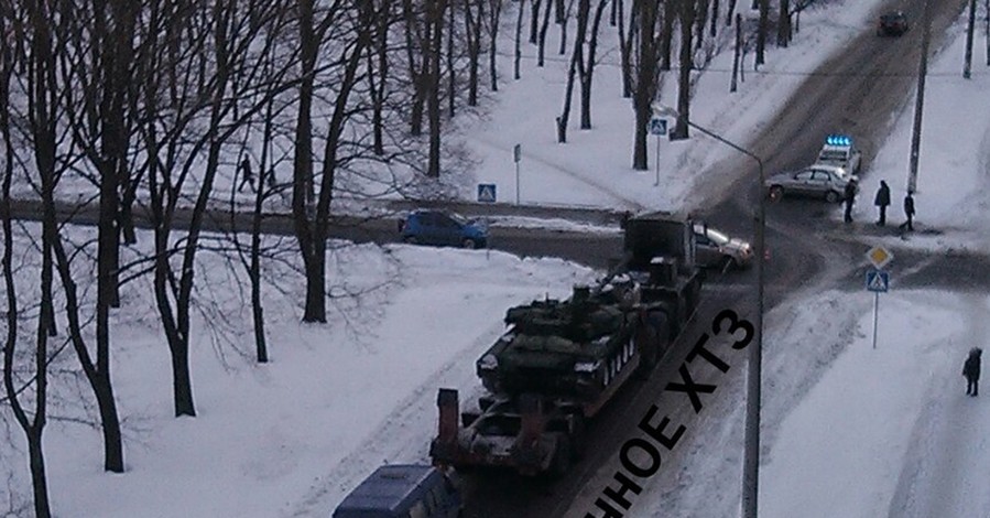 В Харькове танк застрял в дорожной пробке