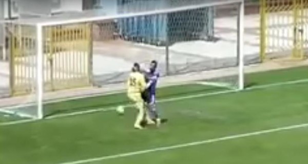 Голкипер турецкой команды случайно забил гол в свои ворота