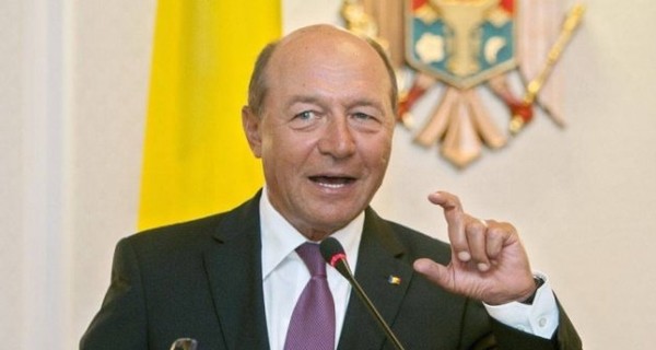 Экс-президент Румынии подал в суд на главу Молдовы