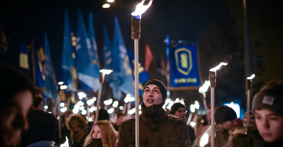 В Киеве прошло факельное шествие в честь Героев Крут: фоторепортаж