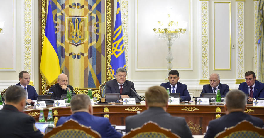 Реакция на обострение в Авдеевке: Порошенко собирает Военный кабинет, в Минске -  экстренное заседание