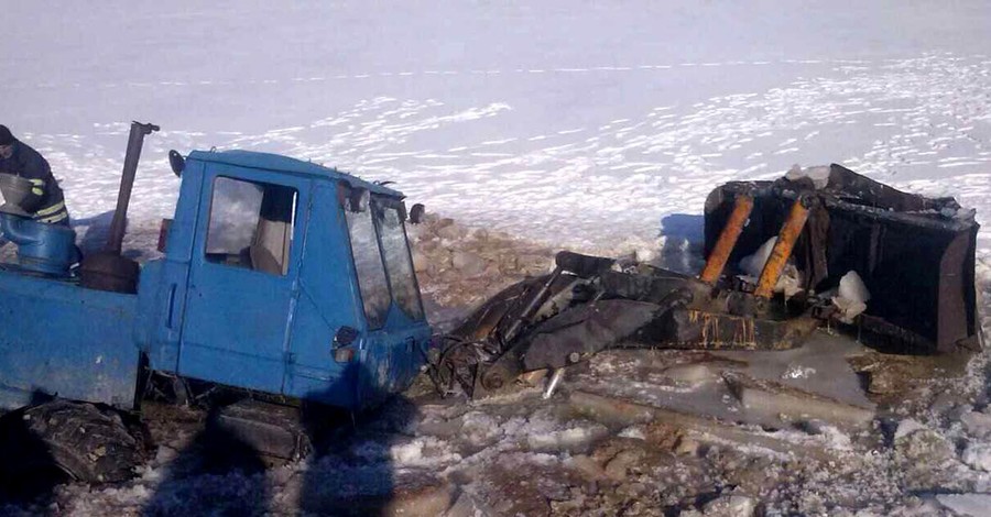 В Днепропетровской области спасатели доставали из реки школьный автобус и трактор