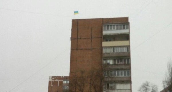 Неизвестные подняли над Донецком флаг Украины