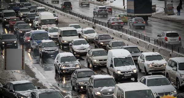 Из-за сильного снегопада в Киеве зафиксированы 10-балльные пробки