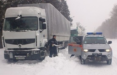 Из-за снегопада въезд в Киев грузового транспорта снова ограничен