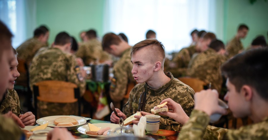 Как кормят будущих офицеров: в столовой ждут стандартов НАТО 