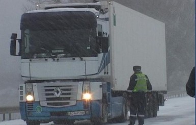 В Ровненской области из-за снегопада остановились десятки грузовиков