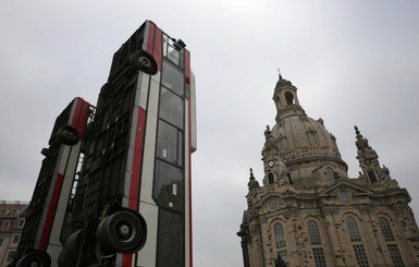В Германии перед церковью установили перевернутые пассажирские автобусы