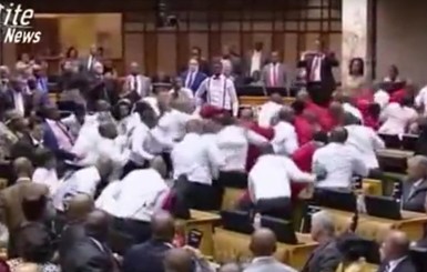 В парламенте ЮАР приставы вышвырнули из зала группу депутатов