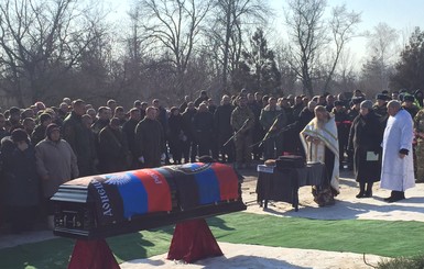 Как хоронили Гиви в Донецке: гроб на пушке и могила рядом с Моторолой