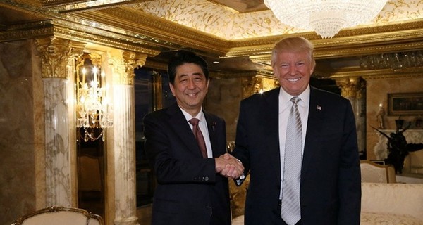 Трамп сыграл в гольф с премьером Японии