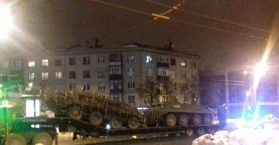 В Харькове столкнулись маршрутка и грузовик с БТР-ми  