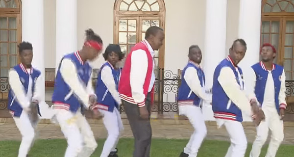 Звездой сети стал танцующий президент Кении  
