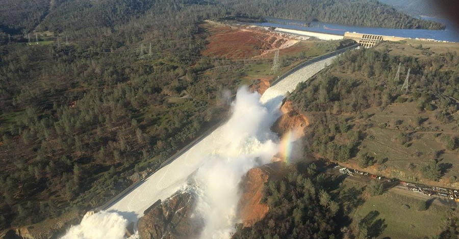 В Калифорнии эвакуируют людей из-за риска прорыва плотины