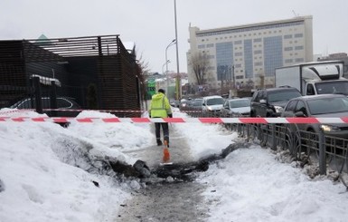 В Киеве взорвался пешеходный тротуар