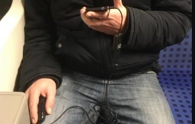 Пассажир метро со смартфоном и компьютерной мышкой озадачил Сеть 