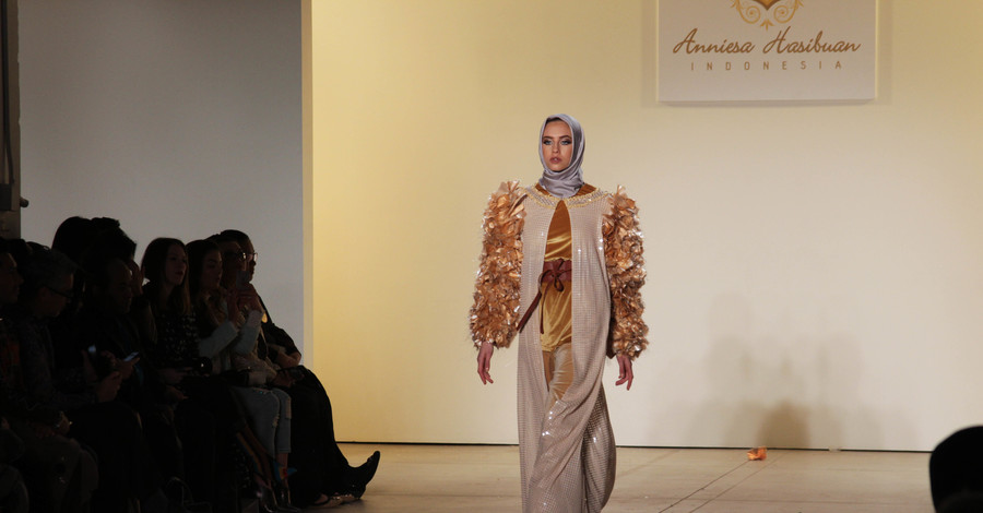 На подиум недели моды в Нью-Йорке вышли модели в хиджабах 