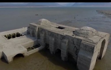 В Мексике из-под воды появилась 400-летняя церковь