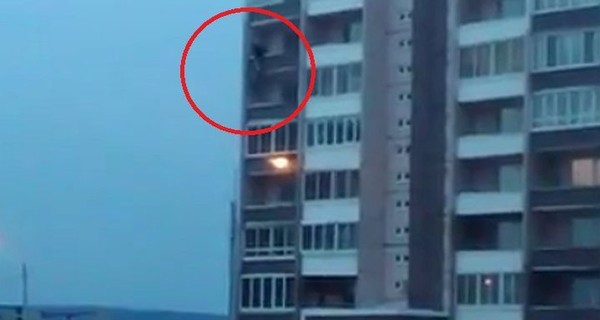 В России мужчина выпал с седьмого этажа и остался жив