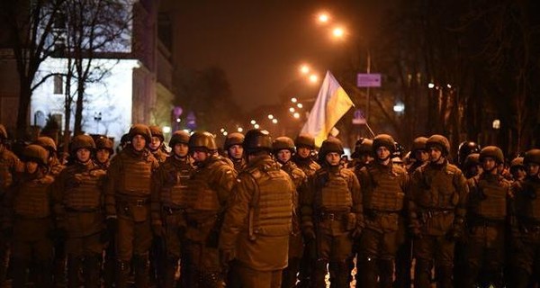 Во время столкновений в Киеве женщине-полицейской переломали пальцы