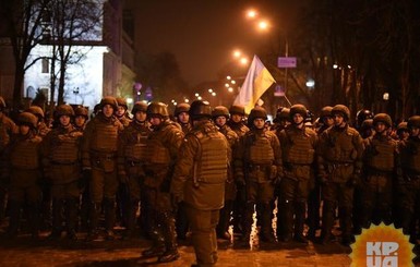 Во время столкновений в Киеве женщине-полицейской переломали пальцы