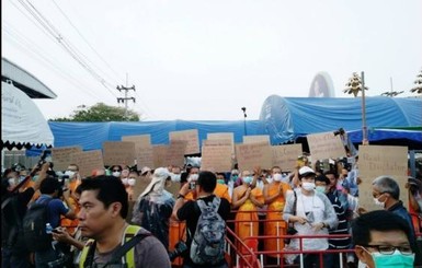 В Таиланде буддийские монахи устроили потасовку с полицией