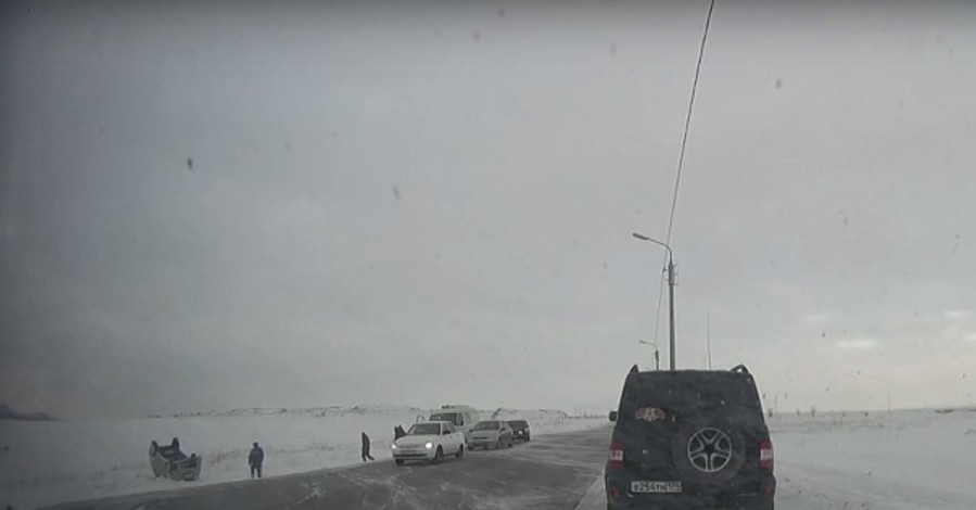 В суровой Челябинской области ветер сдул машины