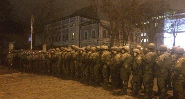 Возле Администрации президента усилили охрану из-за вече на Майдане