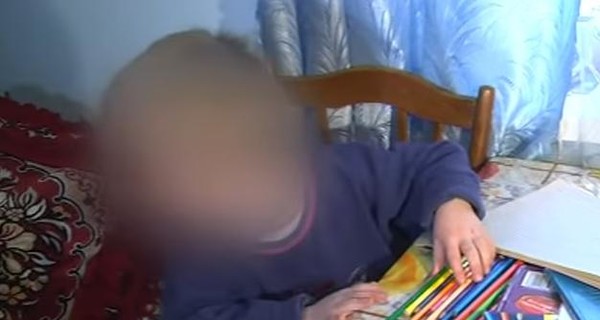 Во Львовской области 5-летний ребенок ел из собачей миски и спал среди окурков