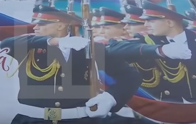 Хитом сети стало видео, на котором мужчин в РФ  поздравляют баннером с украинскими военными