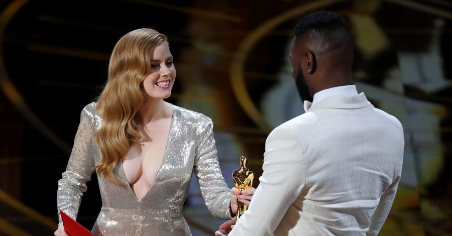 Оскар-2017: Эми Адамс и Дженнифер Энистон выбрали самые смелые наряды