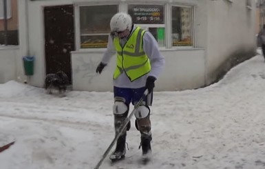 Житель Сумщины инспектировал лед на тротуарах в хоккейном снаряжении