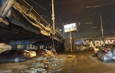 В Киеве обрушилась часть автомобильного моста 