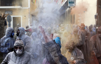 В Греции сотни людей устроили битву мукой на улице 
