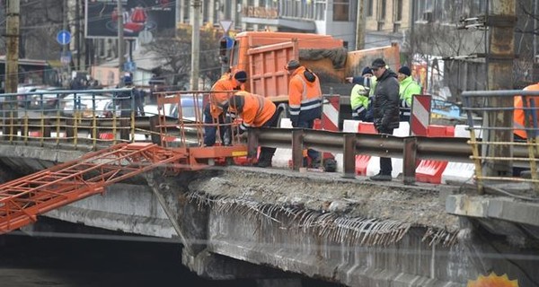 Кличко уволил своего зама из-за обвала моста на Шулявке