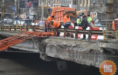 Кличко уволил своего зама из-за обвала моста на Шулявке