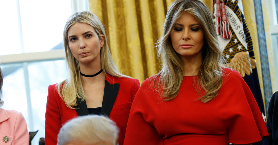 Дочь и супруга Трампа пришли в Белый дом в нарядах под цвет его галстука