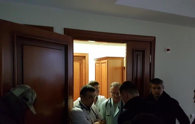 Журналистов насмешил вахтер, не пустивший детективов в больницу к Насирову