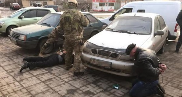 Жителей Славянска запугивала вооруженная банда
