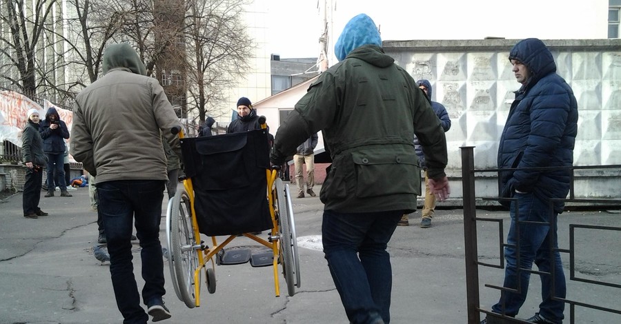 Суд над Насировым, день третий: активисты привезли для подсудимого инвалидную коляску