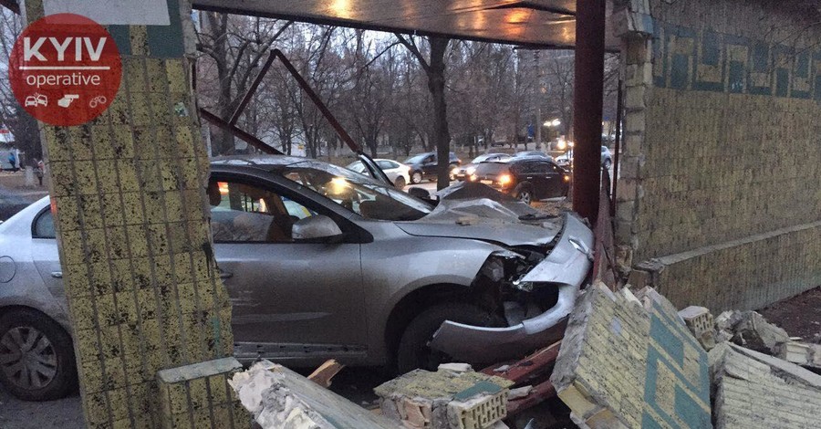В Киеве легковушка на скорости врезалась в остановку
