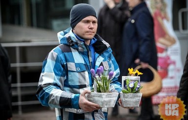 Цветы к 8 марта: в Днепре розы дешевле тюльпанов, а в Одессе – мимоза на развес