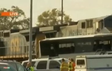 Опубликованы видео смертельного столкновения поезда и автобуса в США 